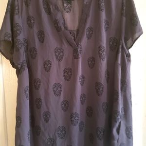 Torrid Sz 1 T-shirt Style Blouse with Skulls.